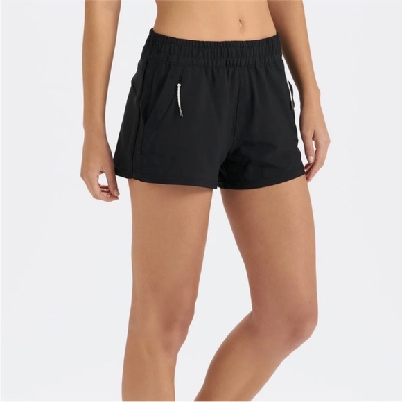 Vuori Black Dash Performance Short - Picture 2 of 12